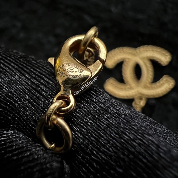 Auth Chanel Matte Gold CC Logo Necklace- Excellent - Picture 4 of 6